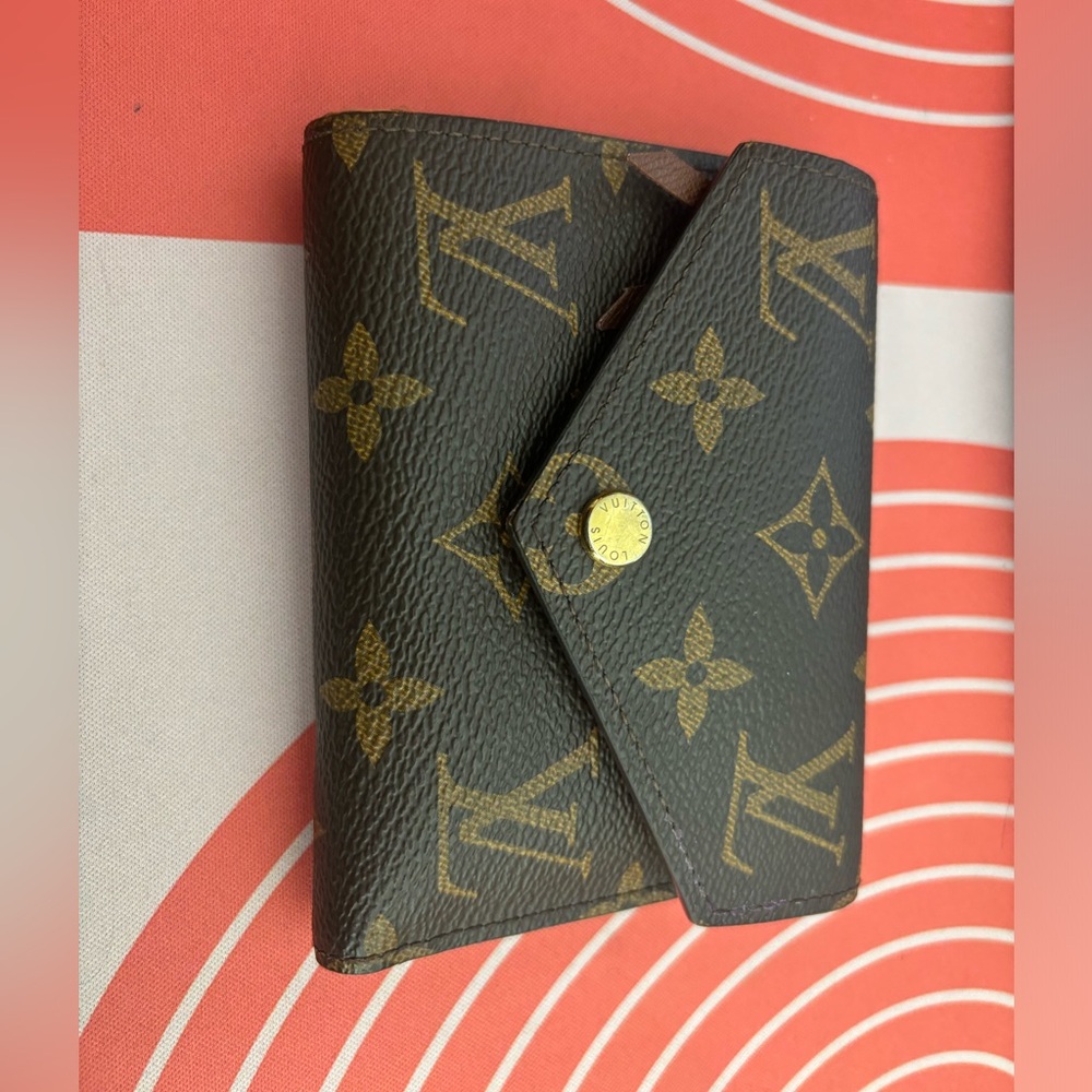 FAUX: LV trifold wallet